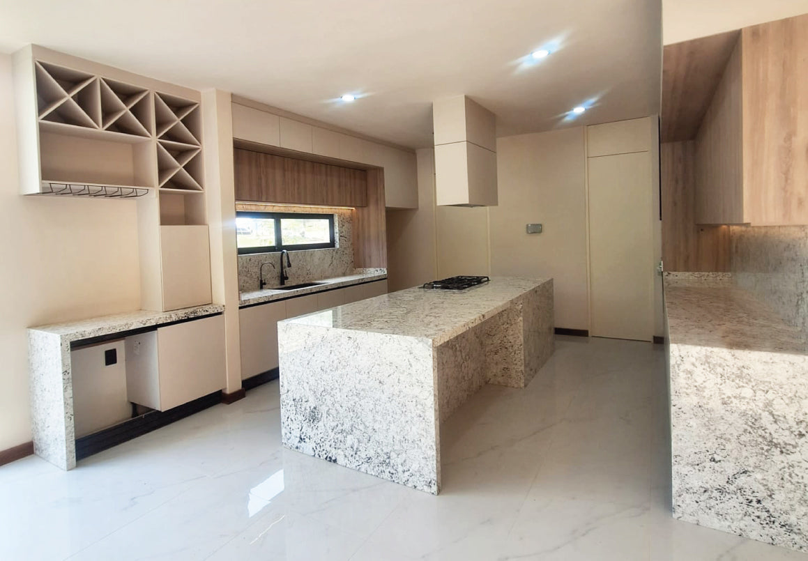 CASA EN VENTA EN CLUB Y DENTRO DEL CAMPO DE GOLF ALTOZANO, MORELIA