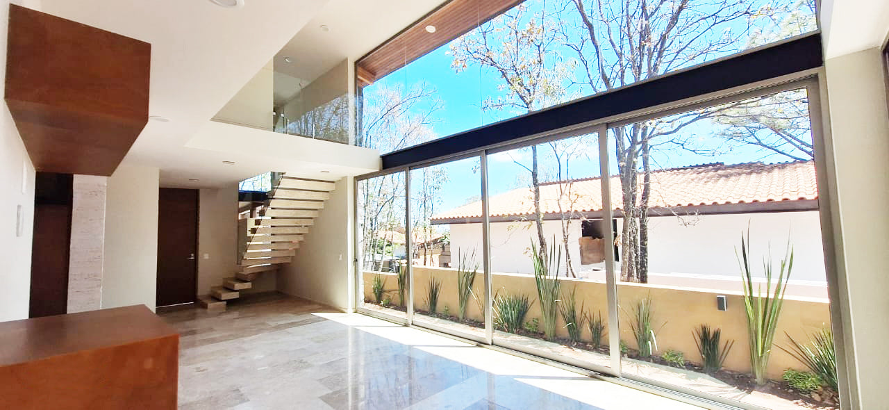 CASA EN VENTA EN CLUB Y DENTRO DEL CAMPO DE GOLF ALTOZANO, MORELIA