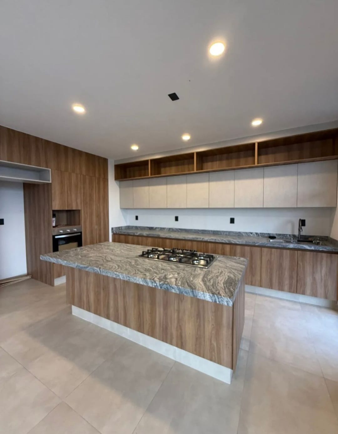 CASA EN VENTA CON SOTANO EN VENTA EN RIO ALTOZANO, MORELIA
