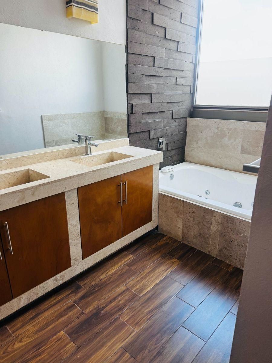 CASA RESIDENCIAL EN RENTA EN CLUB Y DENTRO DEL CAMPO DE GOLF TRES MARIAS, MORELIA
