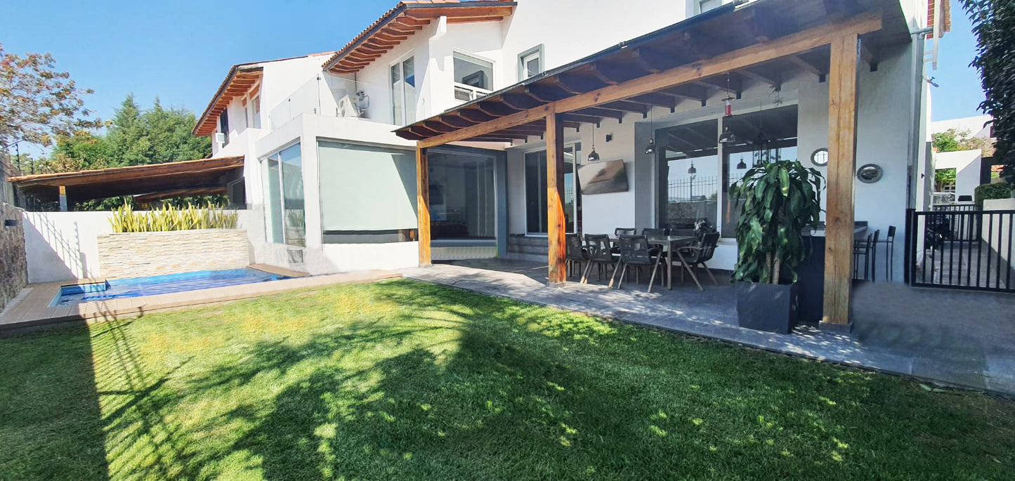 CASA RESIDENCIAL CON ALBERCA EN VENTA EN LOMAS DEL CAMPANARIO III, QUERETARO