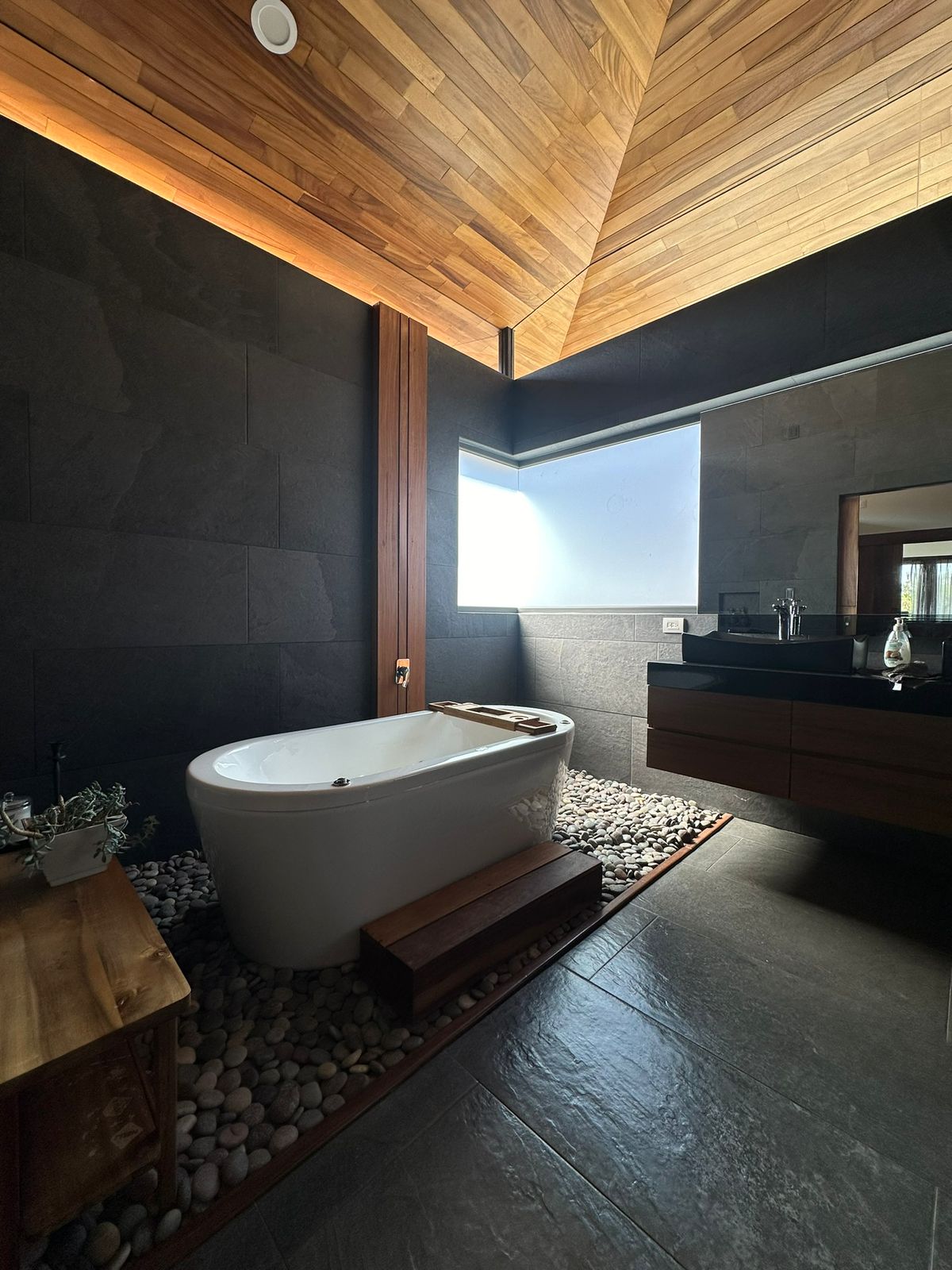 CASA AMUEBLADA EN RENTA EN CLUB Y DENTRO DEL CAMPO DE GOLF ALTOZANO, MORELIA