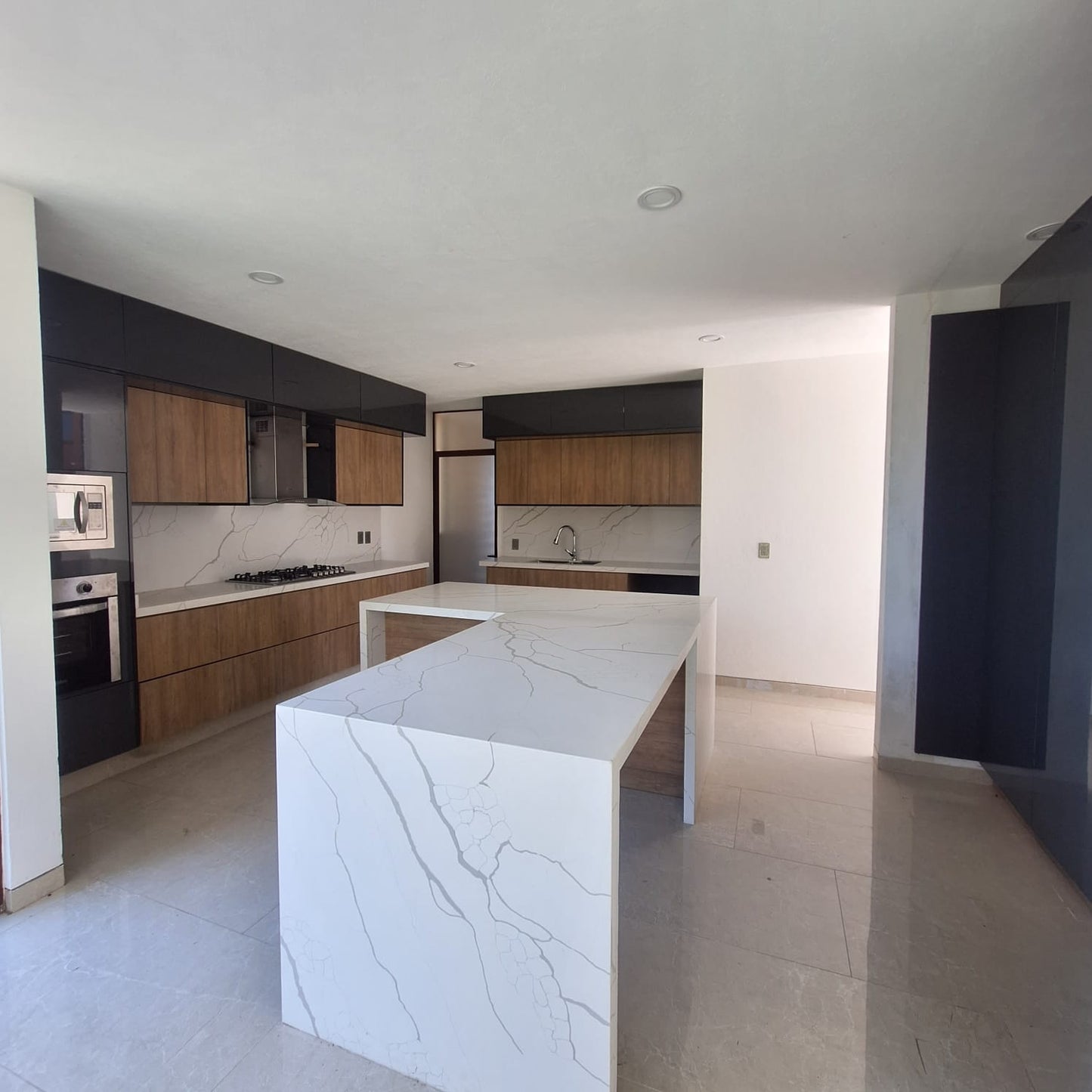 CASA RESIDENCIAL EN VENTA EN CLUB Y DENTRO DEL CAMPO DE GOLF ALTOZANO, MORELIA