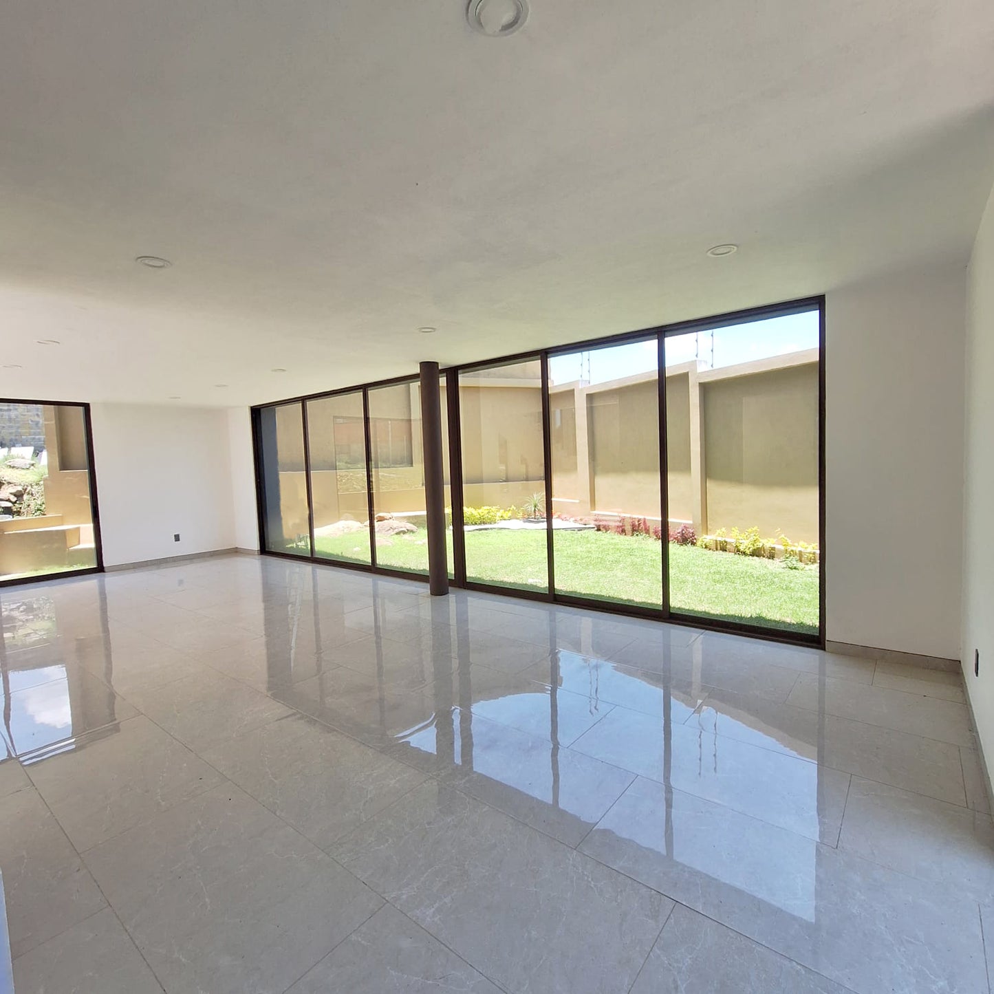 CASA RESIDENCIAL EN VENTA EN CLUB Y DENTRO DEL CAMPO DE GOLF ALTOZANO, MORELIA