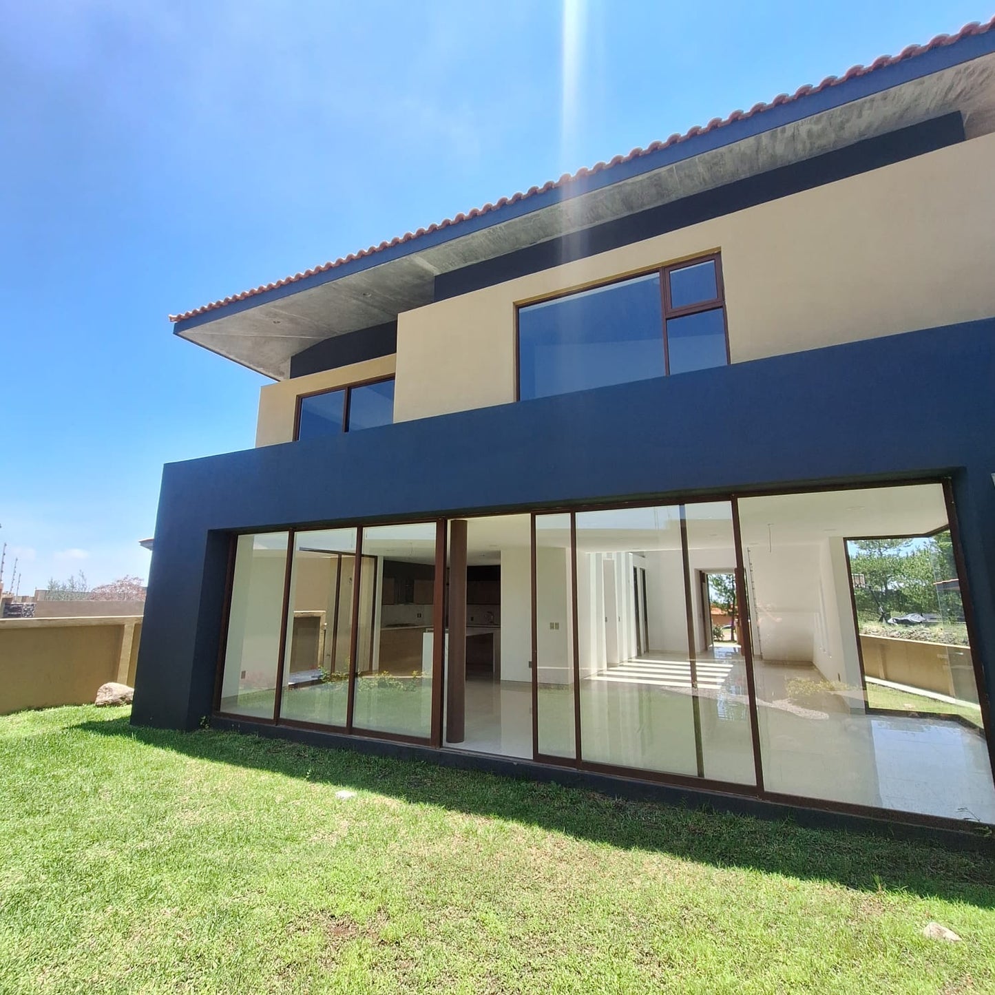 CASA RESIDENCIAL EN VENTA EN CLUB Y DENTRO DEL CAMPO DE GOLF ALTOZANO, MORELIA