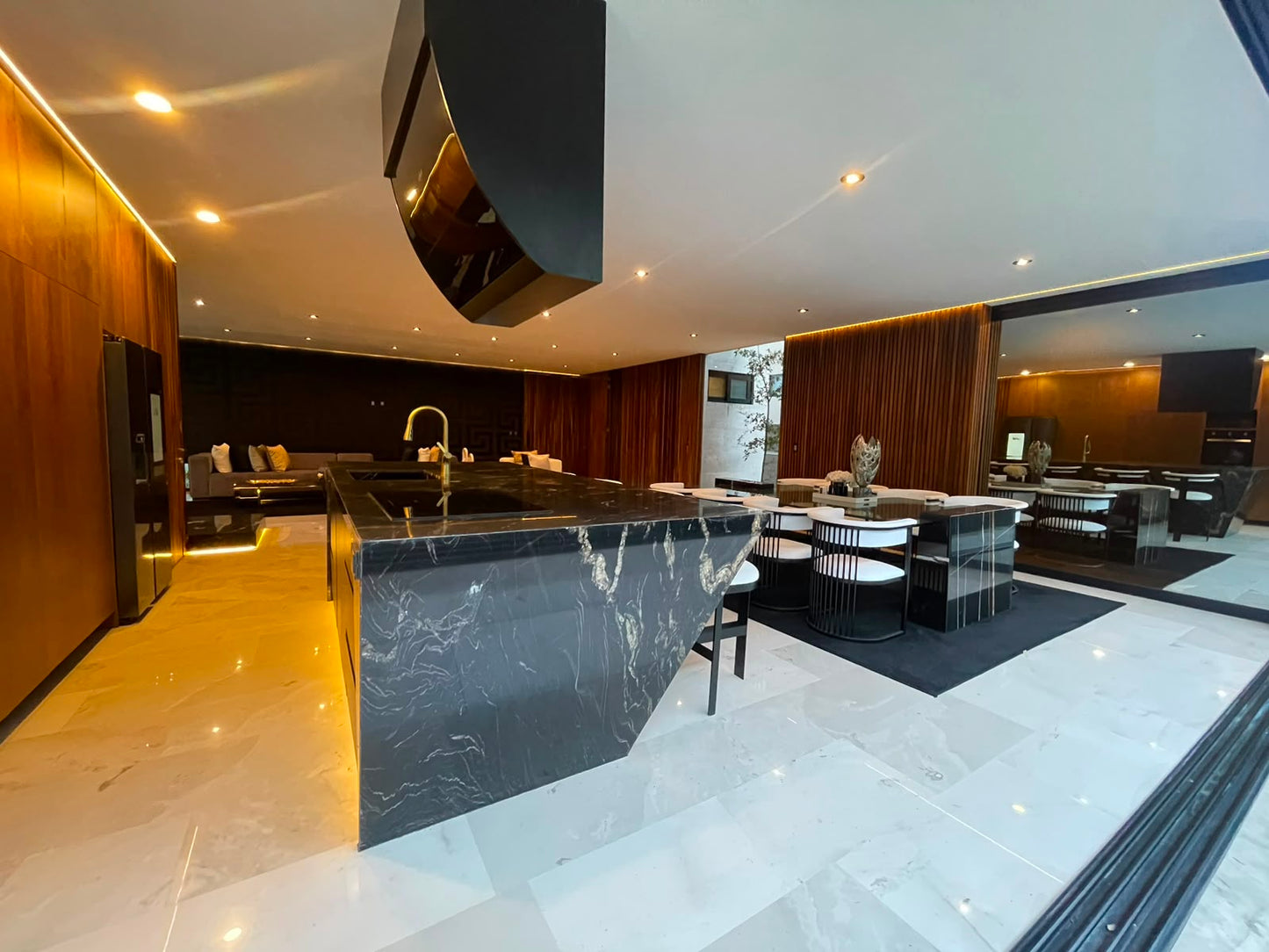 CASA SEMIAMUEBLADA EN RENTA EN CLUB Y DENTRO DEL CAMPO DE GOLF ALTOZANO, MORELIA