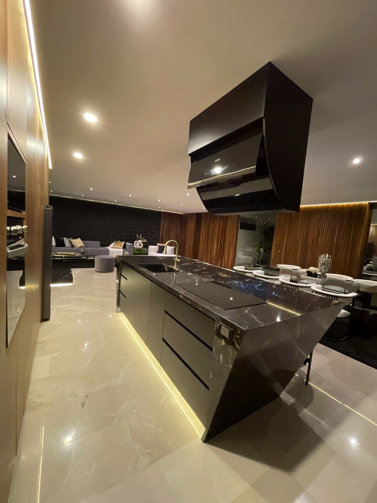 CASA SEMIAMUEBLADA EN RENTA EN CLUB Y DENTRO DEL CAMPO DE GOLF ALTOZANO, MORELIA