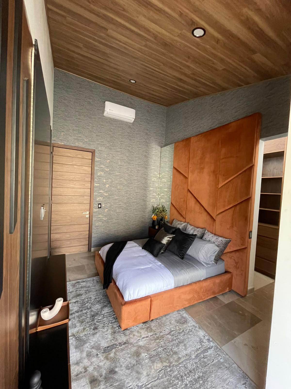 CASA SEMIAMUEBLADA EN RENTA EN CLUB Y DENTRO DEL CAMPO DE GOLF ALTOZANO, MORELIA